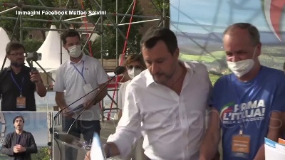 Scene from Giustizia, Salvini mostra in anteprima i moduli per la raccolta firme per i referendum