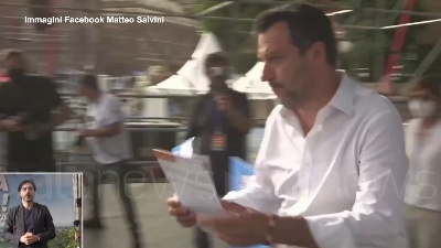 Scene from Giustizia, Salvini mostra in anteprima i moduli per la raccolta firme per i referendum