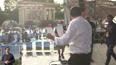 Scene from Giustizia, Salvini mostra in anteprima i moduli per la raccolta firme per i referendum
