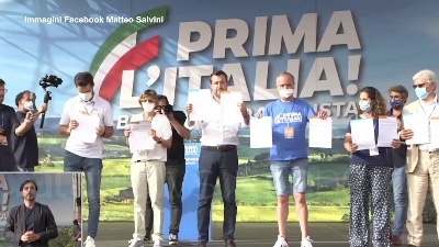 Scene from Giustizia, Salvini mostra in anteprima i moduli per la raccolta firme per i referendum