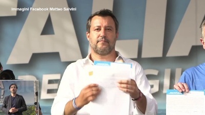Scene from Giustizia, Salvini mostra in anteprima i moduli per la raccolta firme per i referendum