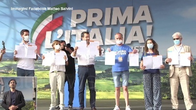 Scene from Giustizia, Salvini mostra in anteprima i moduli per la raccolta firme per i referendum