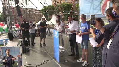 Scene from Giustizia, Salvini mostra in anteprima i moduli per la raccolta firme per i referendum