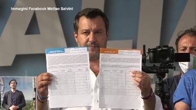 Scene from Giustizia, Salvini mostra in anteprima i moduli per la raccolta firme per i referendum