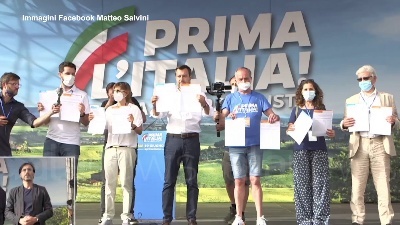Scene from Giustizia, Salvini mostra in anteprima i moduli per la raccolta firme per i referendum
