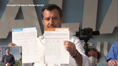 Scene from Giustizia, Salvini mostra in anteprima i moduli per la raccolta firme per i referendum
