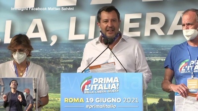 Scene from Giustizia, Salvini mostra in anteprima i moduli per la raccolta firme per i referendum