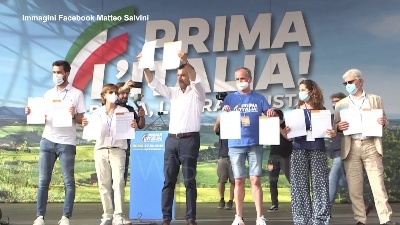 Scene from Giustizia, Salvini mostra in anteprima i moduli per la raccolta firme per i referendum