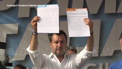 Scene from Giustizia, Salvini mostra in anteprima i moduli per la raccolta firme per i referendum