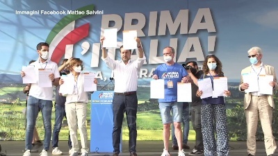 Scene from Giustizia, Salvini mostra in anteprima i moduli per la raccolta firme per i referendum