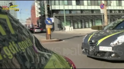 Scene from Tangenti su protesi dentali, mazzette anche in un mappamondo