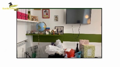 Scene from Tangenti su protesi dentali, mazzette anche in un mappamondo