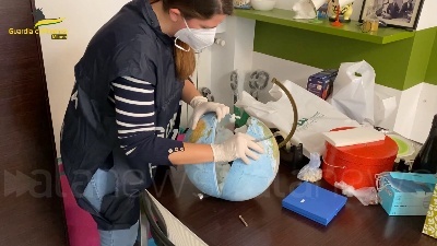 Scene from Tangenti su protesi dentali, mazzette anche in un mappamondo