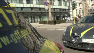 Scene from Tangenti su protesi dentali, mazzette anche in un mappamondo