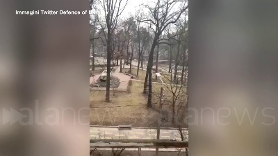 Scene from Ucraina, carro armato russo contro monumento dedicato a soldati afghani