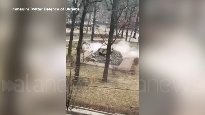 Scene from Ucraina, carro armato russo contro monumento dedicato a soldati afghani