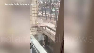Scene from Ucraina, carro armato russo contro monumento dedicato a soldati afghani