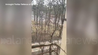 Scene from Ucraina, carro armato russo contro monumento dedicato a soldati afghani