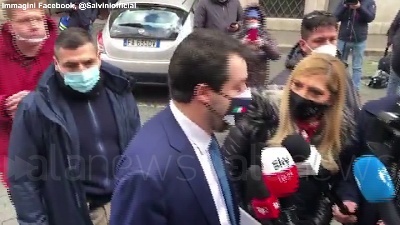 Scene from Crisi governo, Salvini: "Squallida compravendita di senatori"