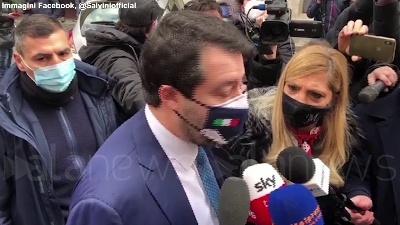 Scene from Crisi governo, Salvini: "Squallida compravendita di senatori"