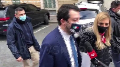 Scene from Crisi governo, Salvini: "Squallida compravendita di senatori"