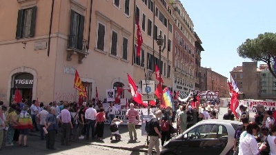 Scene from 2 giugno, manifestazione contro la guerra: "Basta spese militari, basta carovita"