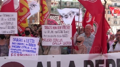 Scene from 2 giugno, manifestazione contro la guerra: "Basta spese militari, basta carovita"