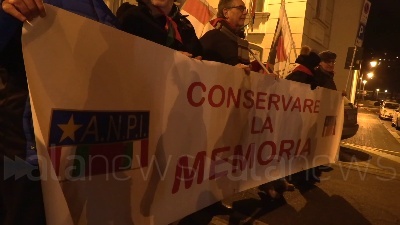 Scene from Giorno Memoria, in migliaia a Mondovì dopo la scritta 'Qui Ebrei'