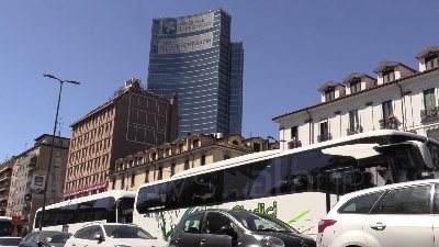Scene from Milano, presidio dei bus turistici: Colonne di autobus in regione Lombardia