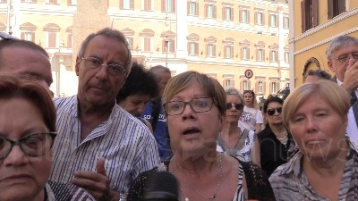 Scene from M5s, attivisti a Montecitorio: "Fiducia in Conte. Governo col Pd? Ci turiamo il naso"