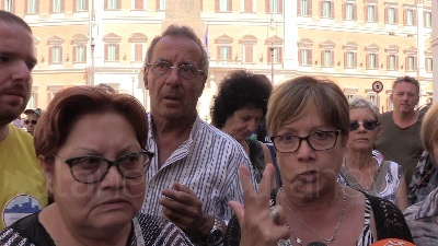 Scene from M5s, attivisti a Montecitorio: "Fiducia in Conte. Governo col Pd? Ci turiamo il naso"