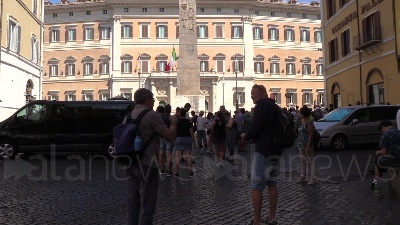 Scene from M5s, attivisti a Montecitorio: "Fiducia in Conte. Governo col Pd? Ci turiamo il naso"