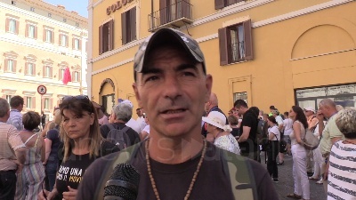 Scene from M5s, attivisti a Montecitorio: "Fiducia in Conte. Governo col Pd? Ci turiamo il naso"