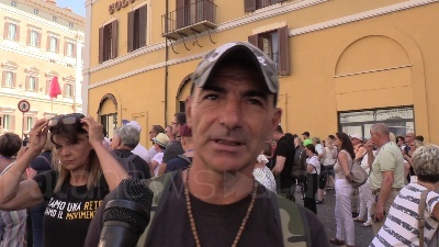 Scene from M5s, attivisti a Montecitorio: "Fiducia in Conte. Governo col Pd? Ci turiamo il naso"
