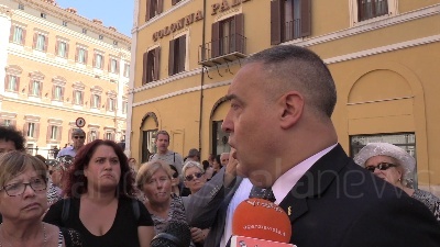 Scene from M5s, attivisti a Montecitorio: "Fiducia in Conte. Governo col Pd? Ci turiamo il naso"