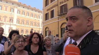 Scene from M5s, attivisti a Montecitorio: "Fiducia in Conte. Governo col Pd? Ci turiamo il naso"