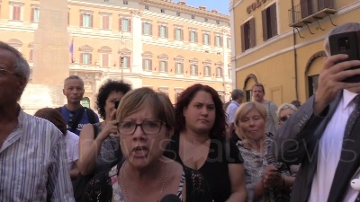 Scene from M5s, attivisti a Montecitorio: "Fiducia in Conte. Governo col Pd? Ci turiamo il naso"