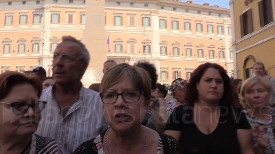 Scene from M5s, attivisti a Montecitorio: "Fiducia in Conte. Governo col Pd? Ci turiamo il naso"