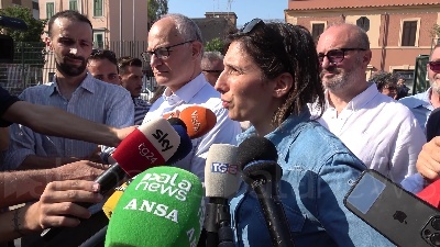 Scene from Schlein: "Piena solidarietà alla comunità di Spin Time"