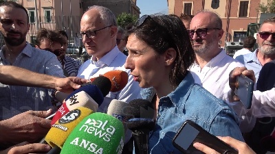 Scene from Schlein: "Piena solidarietà alla comunità di Spin Time"