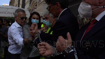 Scene from Alitalia, senatrice Lupo (M5S) si incatena con gruppo lavoratori