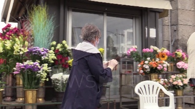 Scene from Fase 2, riaperti i cimiteri a Milano: si torna a far visita ai defunti