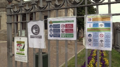 Scene from Fase 2, riaperti i cimiteri a Milano: si torna a far visita ai defunti