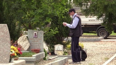 Scene from Fase 2, riaperti i cimiteri a Milano: si torna a far visita ai defunti