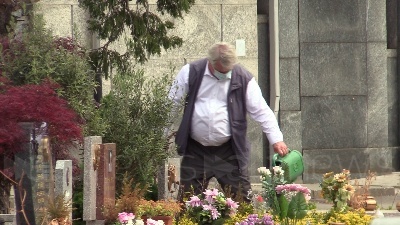 Scene from Fase 2, riaperti i cimiteri a Milano: si torna a far visita ai defunti