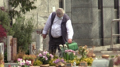 Scene from Fase 2, riaperti i cimiteri a Milano: si torna a far visita ai defunti