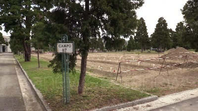 Scene from Fase 2, riaperti i cimiteri a Milano: si torna a far visita ai defunti