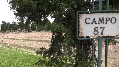 Scene from Fase 2, riaperti i cimiteri a Milano: si torna a far visita ai defunti