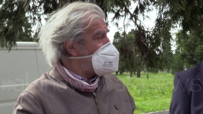 Scene from Fase 2, riaperti i cimiteri a Milano: si torna a far visita ai defunti
