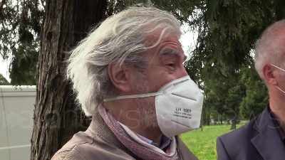 Scene from Fase 2, riaperti i cimiteri a Milano: si torna a far visita ai defunti